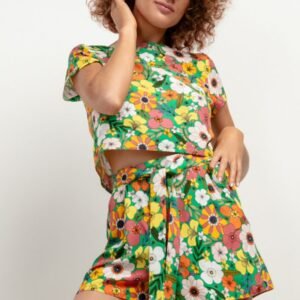 Bluzka Model T408 Kwiaty na zielonym tle - Tessita